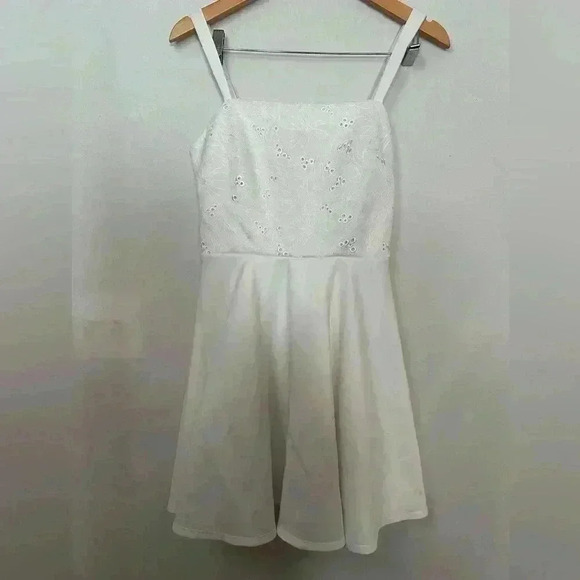 Trixxi Juniors' Women's White Sleeveless Eyelet Cutout Fit & Flare dress size‎ 7 - Picture 1 of 9